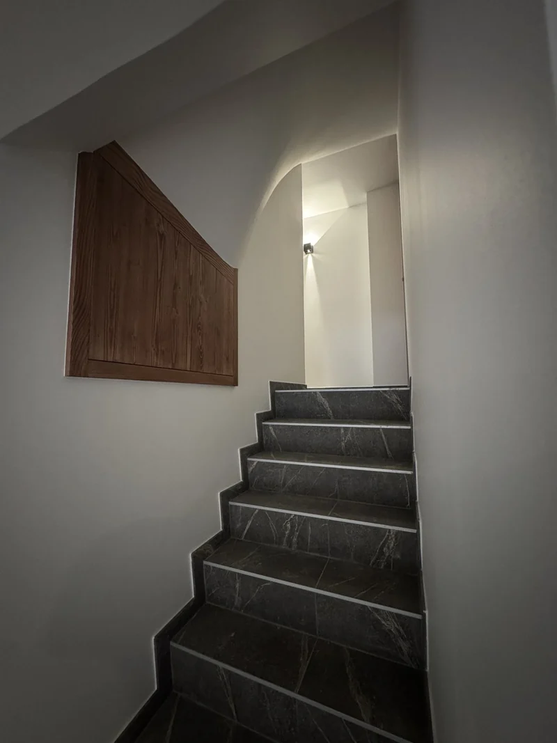 Escalier et palier éclairés.