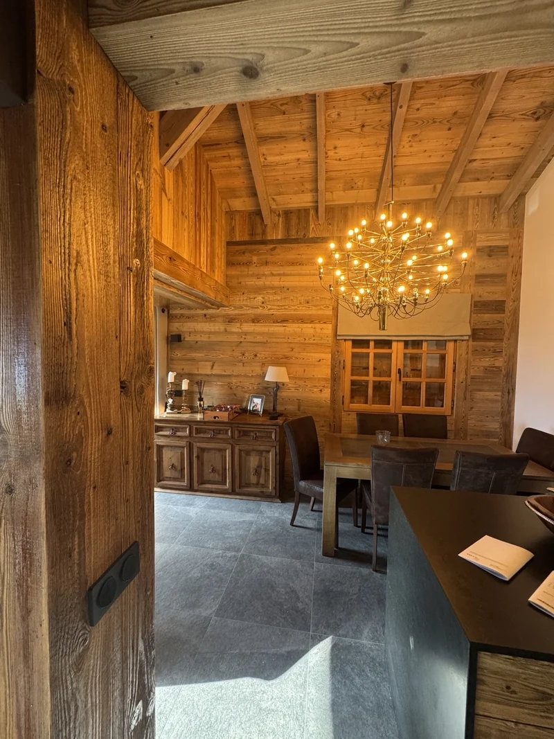 Lustre lumineux dans un chalet en bois.