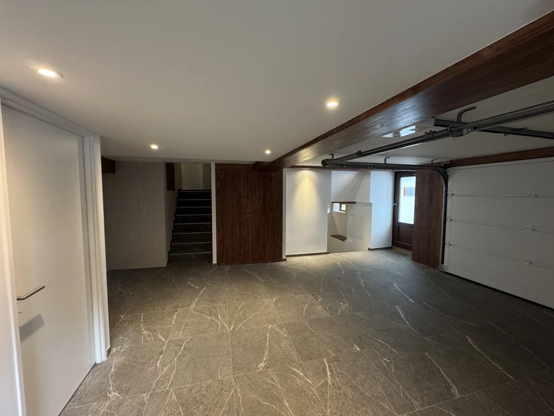 Spots encastrés dans un espace intérieur.
