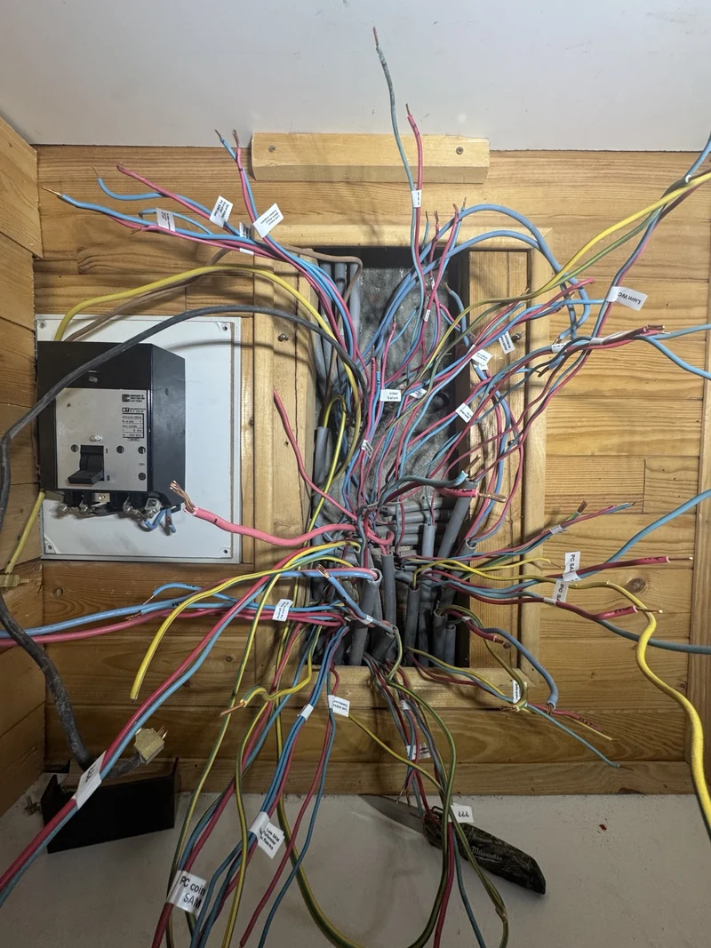 Conducteurs du tableau identifiés par des étiquettes pendant le chantier.